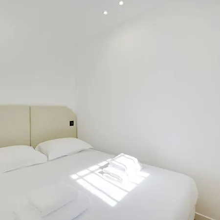 Modern With Terrace - 2br-4p - Near Paris *